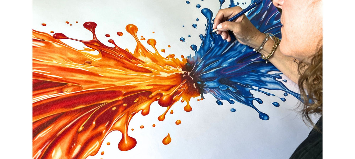 Ale Saiz trabajando en una obra realizada con lápices de color sobre papel